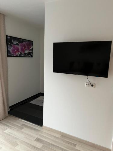 施奥弗灵Apartment 1 Gäste的墙上配有平面电视的房间