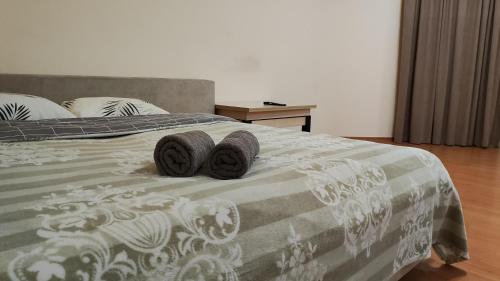 白采尔科维Запорізька 19. City Rooms的一间卧室配有一张带两个枕头的床