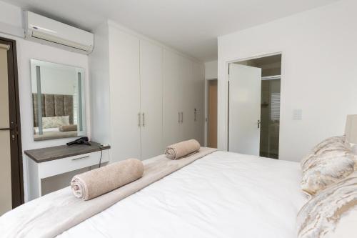 德班67 The Shades - Luxury Apartment in Umhlanga - Airconditioning throughout and Inverter的白色卧室配有带毛巾的大型白色床