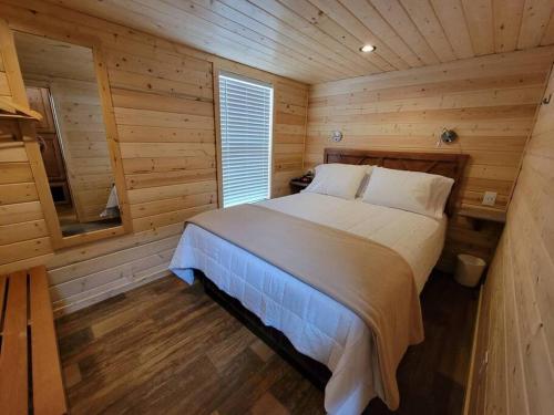 瓦莱037 Tiny Home nr Grand Canyon South Rim Sleeps 8的小木屋内一间卧室,配有一张床