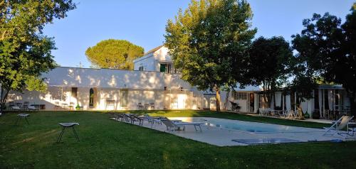 马丁纳弗兰卡Masseria San Michele的庭院中带游泳池的房子