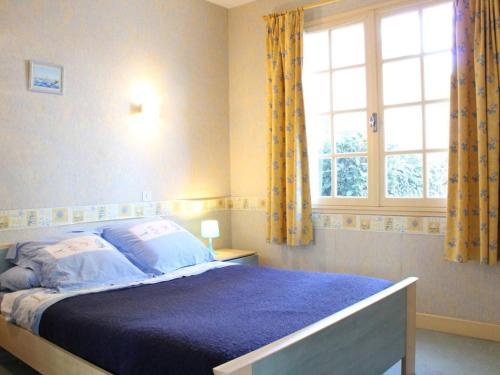 拉康提内勒Maison Saint-Pierre-d'Oléron-La Cotinière, 4 pièces, 8 personnes - FR-1-246A-34的一间卧室配有一张带蓝色床单的床和一扇窗户。