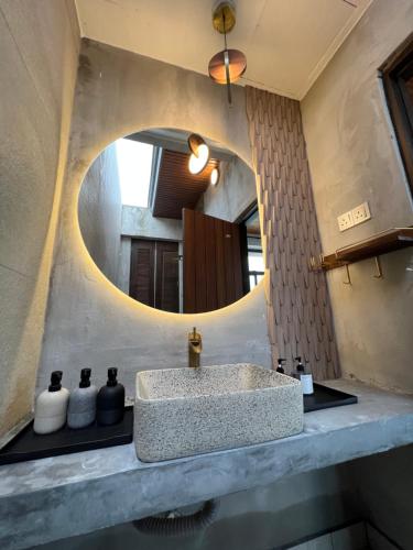 波德申Ocean Nadi 4 Bedrooms Beachfront Villa PD的一间带水槽和镜子的浴室