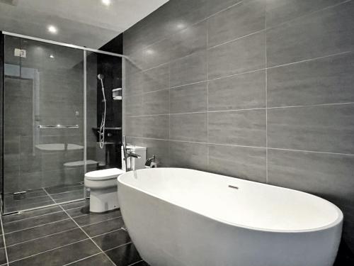 吉隆坡ExpressionZ KLCC By Starwood Luxury的浴室配有白色浴缸和卫生间。