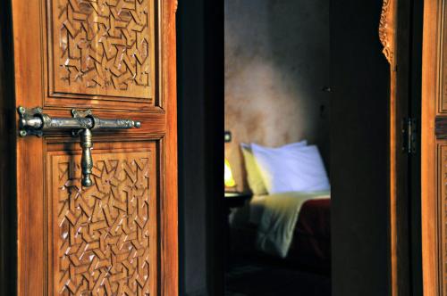 马拉喀什本萨义德摩洛哥传统住宅的通往卧室的1扇门