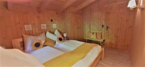 尼德恩西尔AlpinResort DerBacherhof的木制客房内的一间卧室配有两张床