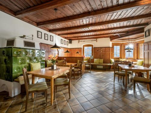 埃布斯Alpengasthof Veitenhof的用餐室配有木桌和椅子