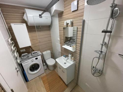 斯科普里Urban 1 - Apartment for modern nomads的一间带卫生间和洗衣机的小浴室
