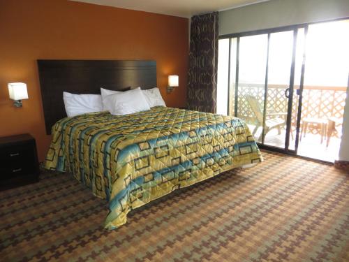 圣克鲁兹海洋之门旅馆的酒店客房设有一张床和一个阳台。