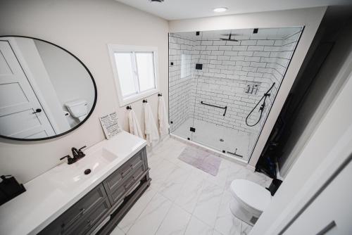 乔丹Cozy 2-bedroom space in the heart of wine country!的带淋浴、盥洗盆和镜子的浴室