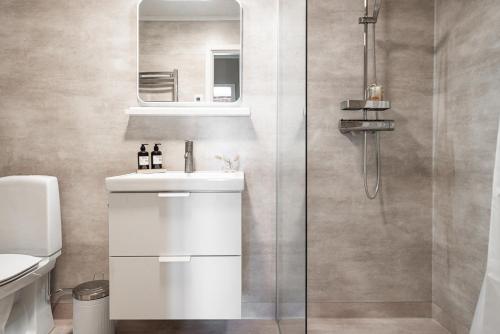 皮特奥Munksund Apartments Villa的浴室配有白色水槽和淋浴。