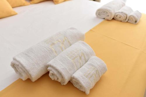 佩尔迪富莫Torre Difyos的一组折叠毛巾放在床上