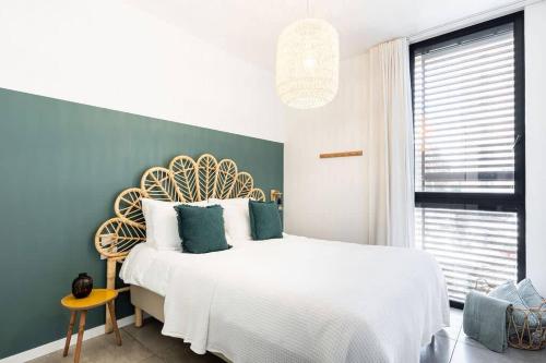 特拉维夫Gordon Beach by Five Stay的卧室配有白色的床和蓝色的墙壁