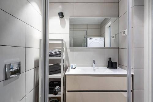 特拉维夫Gordon Beach by Five Stay的白色的浴室设有水槽和微波炉。