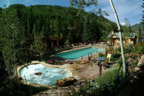 范尔安特勒斯公寓酒店及会议中心的山地庭院中的游泳池
