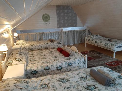 RaudsepaOtsa puhkemaja的阁楼上设有三张床的卧室