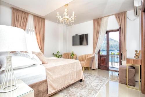 帕里斯特阿德米拉酒店的一间卧室配有一张床和一个吊灯