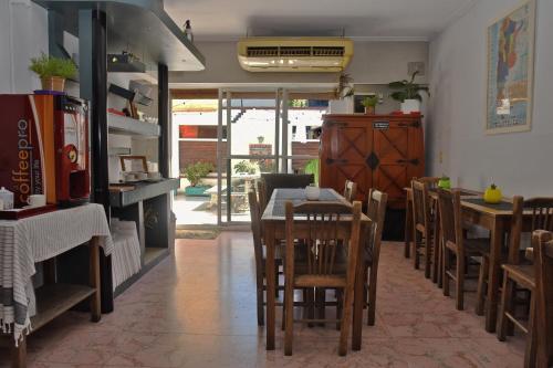 布宜诺斯艾利斯巴勒莫苏荷旅馆的一间带桌子和椅子的用餐室