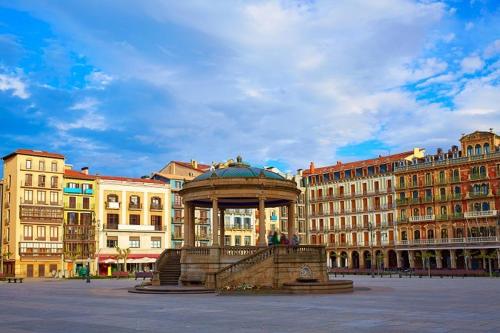 潘普洛纳Pamplona ciudad maravilla的城市中心带凉亭的建筑