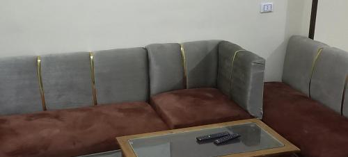 赫尔格达Ikea flat 4的一张桌子上带遥控器的沙发
