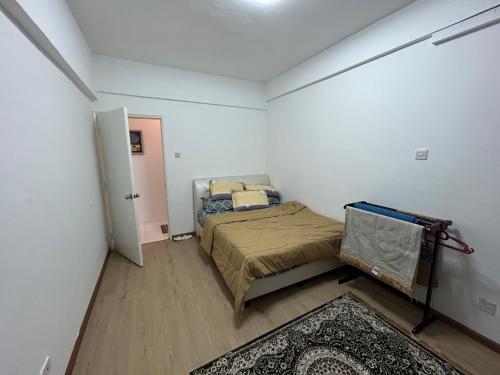 Kampong Bukit DaratHanizz Vacation Home的一间小卧室,配有一张床和一扇门