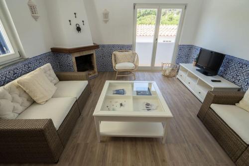 卡武埃鲁Casa a pequena sereia in Benagil with sea view的带沙发和咖啡桌的客厅