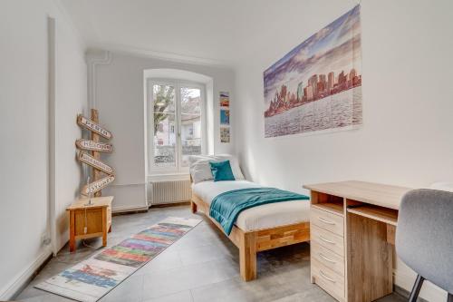 波朗特吕The 5 Continents II by Stay Swiss的一间卧室配有一张床和一张书桌