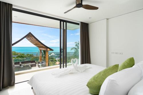 苏梅岛Samui Privacy Modern Luxury Seaview Natural Rainforest Infinity Pool Villa的海景卧室