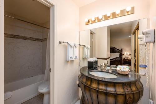 阿瓦隆Casa Mariquita Hotel by Omeo的一个大木桶内带水槽的浴室