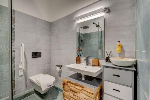 波朗特吕The 5 Continents I & II - 320 m2 by Stay Swiss的一间带水槽和卫生间的浴室