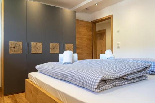 上施陶芬Thaler Höhe的卧室设有两张单人床,配有蓝色床单