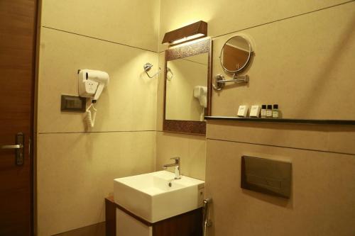 阿勒皮Casa Orchid的一间带水槽和镜子的浴室