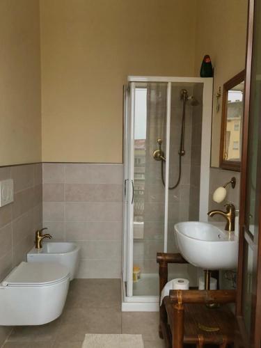 库尼奥casa silvio pellico的浴室配有2个盥洗盆、浴缸和淋浴。