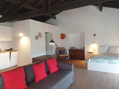 FontelasQuinta de Sobre a Fonte Charming Apartments的客厅配有沙发和1张床
