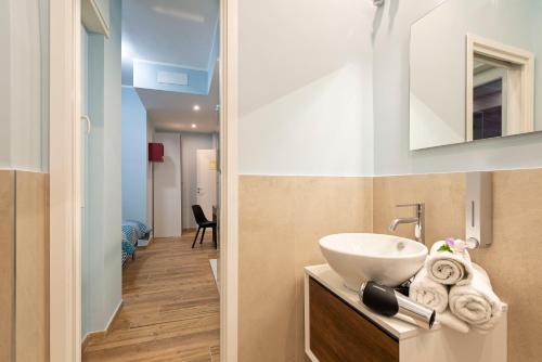 丽都迪奥斯蒂亚RomeCookSea Guesthouse的一间带水槽和镜子的浴室