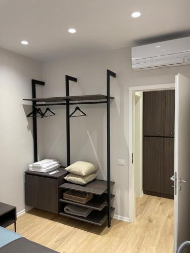 地拉那NEW Brilant Apartment的卧室配有带枕头的黑色架子