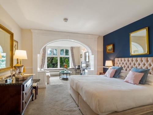 朗德斯通卡什尔小屋酒店的一间卧室设有一张蓝色墙壁的大床