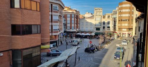 塔拉韦拉·德·拉·雷纳Casa Albarrana的享有拥有建筑和汽车的城市街道的景色