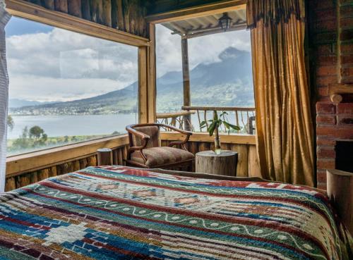 奥塔瓦洛Cabañas y Glampings Balcon del lago的一间卧室设有一张床和一个大窗户