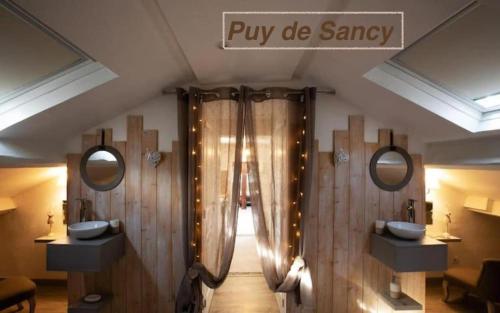 克莱蒙费朗Logements Chaîne des Puys avec garages attenants的浴室设有2个水槽和2面镜子