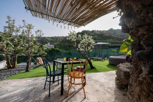 特罗尔Casa rural Bejeque的美景庭院内的桌椅