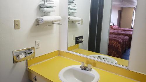 米德兰米德兰西德克萨斯套房酒店的一间带水槽和镜子的浴室