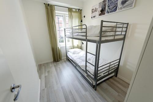 玛丽港联排别墅公寓的一间卧室配有两张双层床。