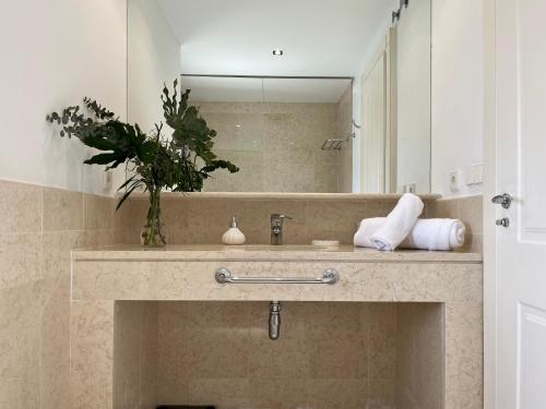 索托格兰德ATICO EN SOTOGRANDE的一间带水槽和镜子的浴室