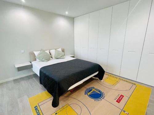 rainbow house的卧室配有一张带地图的床,位于地面。