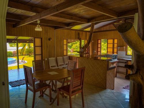 乌图罗阿Te Fare Manulani的厨房以及带桌椅的用餐室。