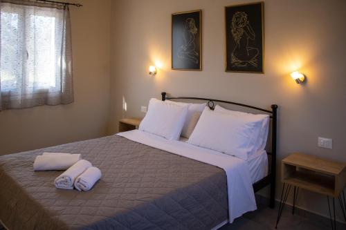 斯沃伦塔Casa De Rosa Apartments & Studios的一间卧室配有一张床,上面有两条毛巾