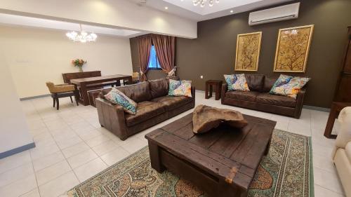 Unique Furnished Holiday Villa Bahrain的休息区