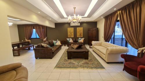 Unique Furnished Holiday Villa Bahrain的休息区