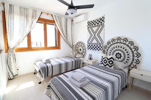 弗拉门卡海滩Oleza Sun Playa Flamenca的一间卧室设有两张床和窗户。